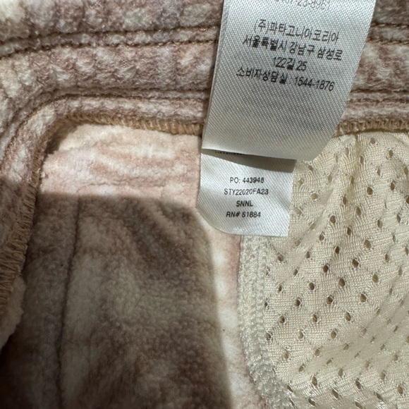 Patagonia Fleece with Cream and Tan Pattern - Picture 7 of 7